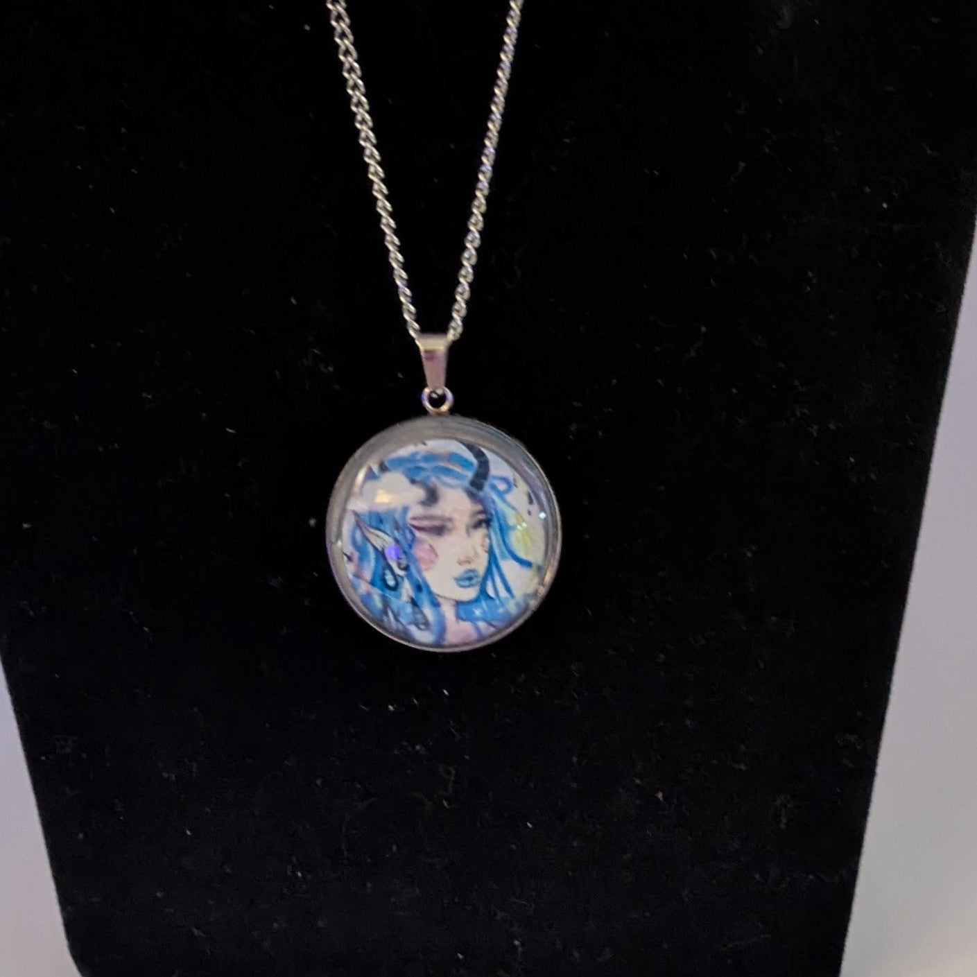 Echocurios Blacklight Reactive Dome Necklace