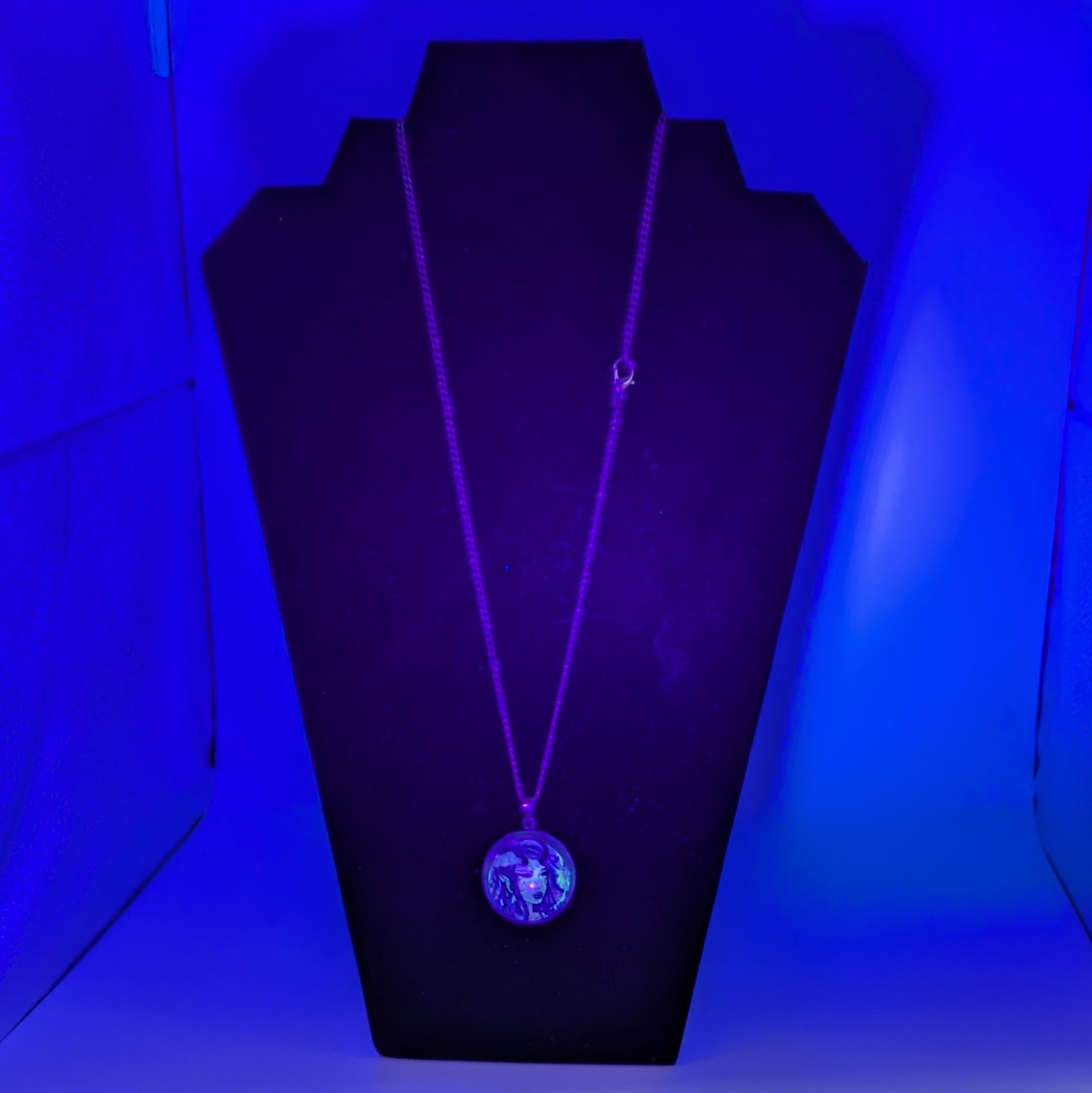 Echocurios Blacklight Reactive Dome Necklace